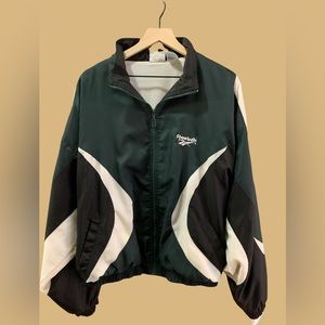 90s REEBOK VINTAGE WINDBREAKER.

Colors- Forrest green with white segments.